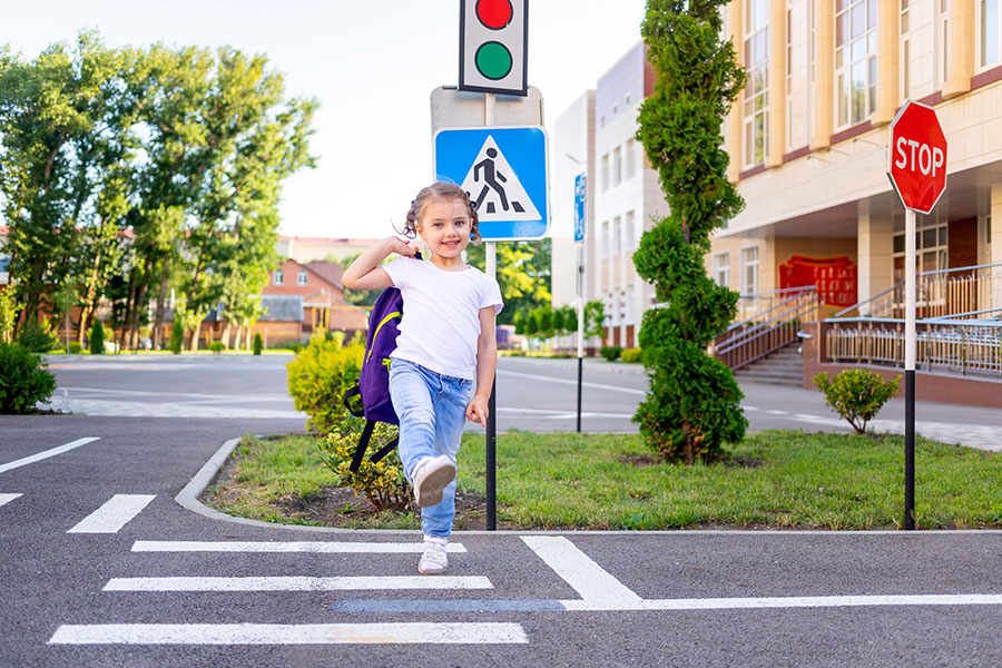 Kind sicheres Verhalten im Straßenverkehr